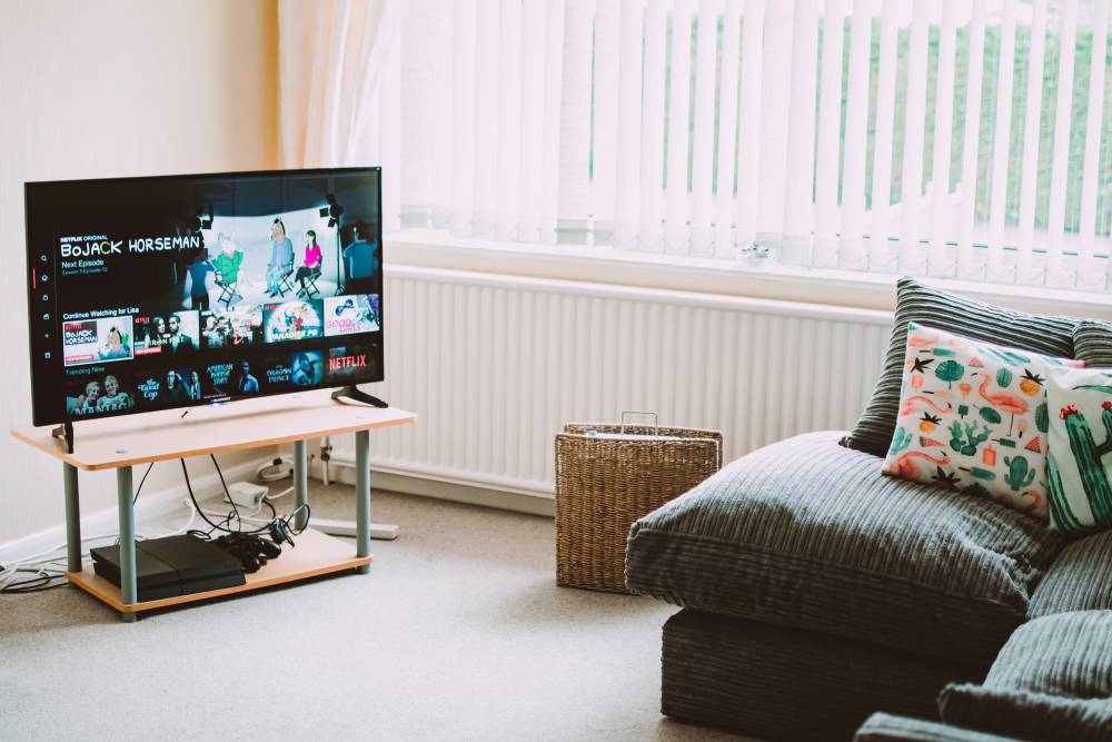 Jangan Salah Kaprah, Ini Perbedaan TV Hotel dan TV Biasa